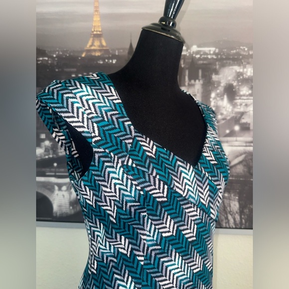 WHITE HOUSE BLACK MARKET NWOT Turquoise Chevron Print Cap Sleeve Dress Size 6 - Picture 3 of 7